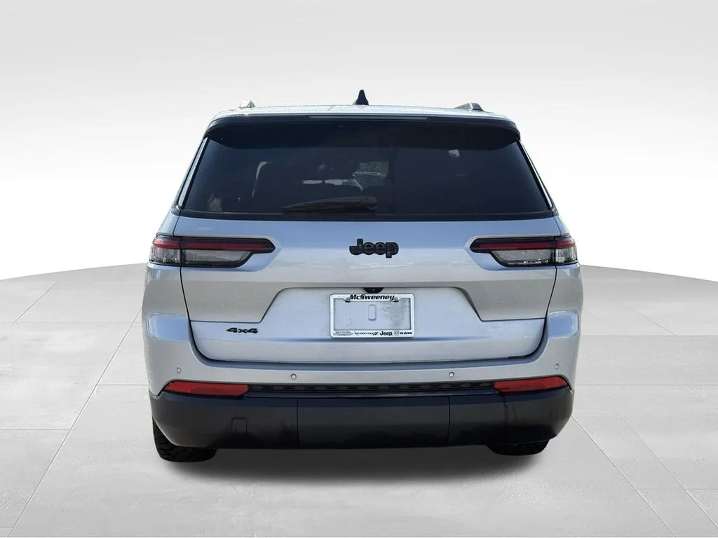 Used 2023 Silver Jeep Altitude image 25