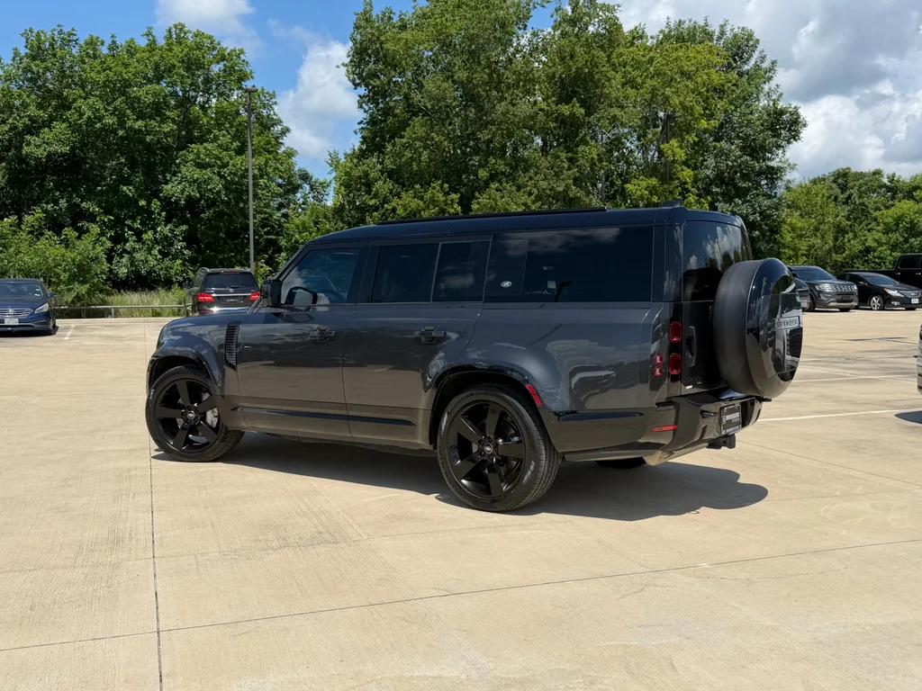 Used 2023  Land Rover X-Dynamic SE image 3