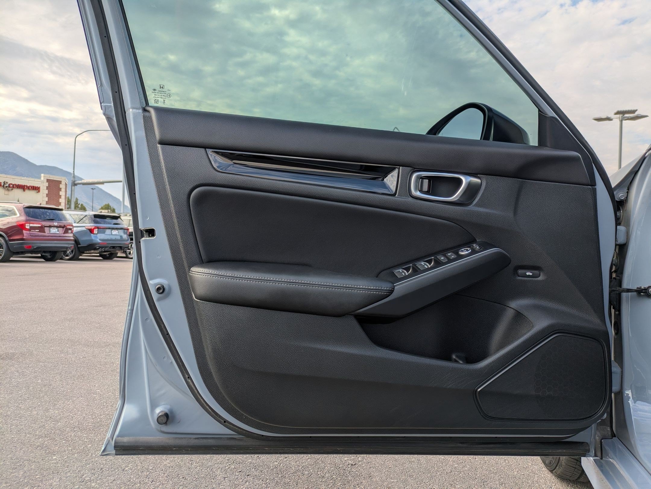 Used 2024 Sonic Gray Pearl Honda Touring image 13