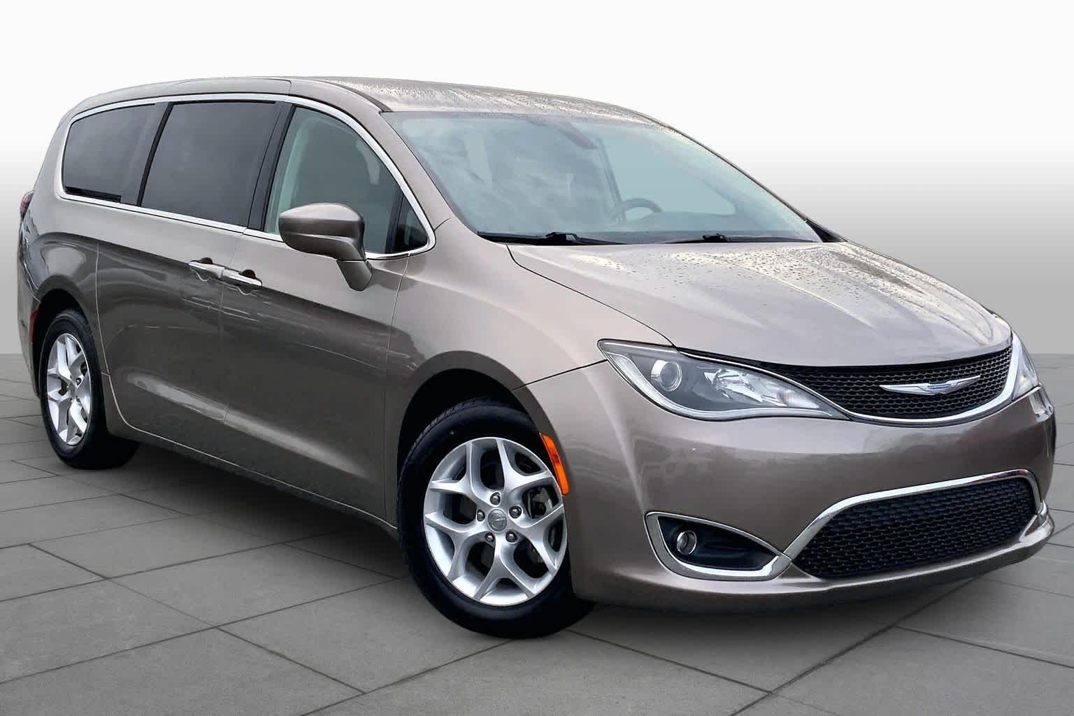 Used 2018 Molten Silver Chrysler Touring Plus image 3