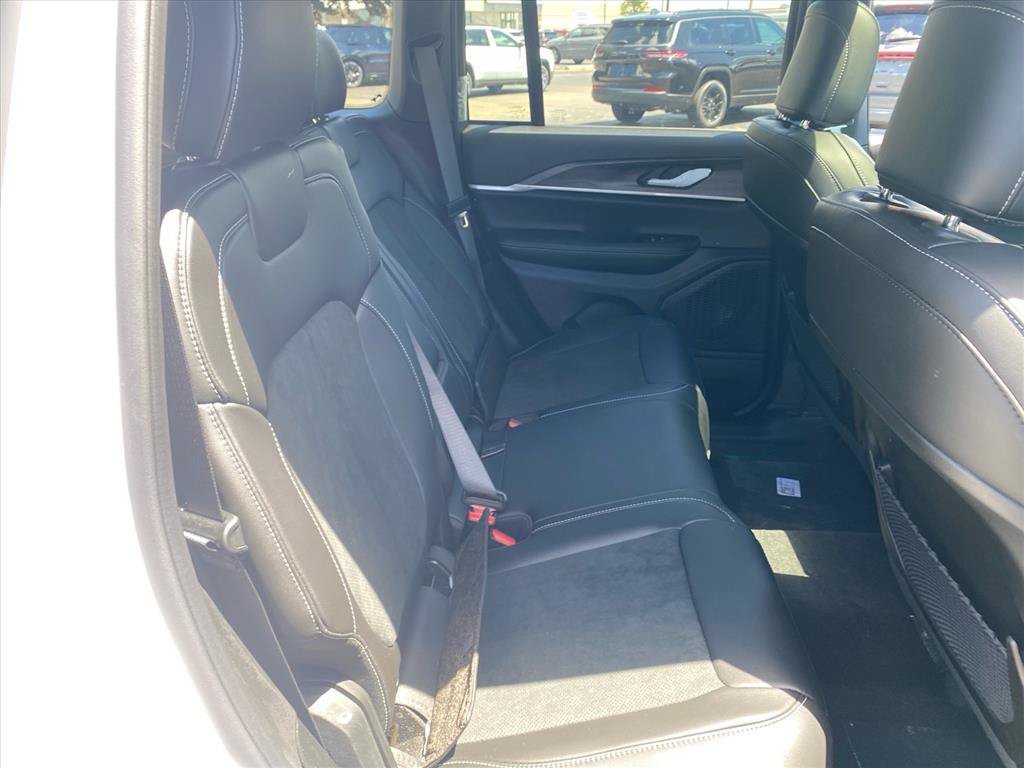 New 2026 Bright White Clear-Coat Exterior Paint Jeep Altitude image 17