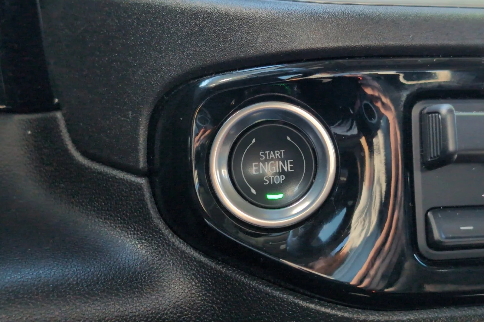 Used 2025 Summit White GMC SLT image 23