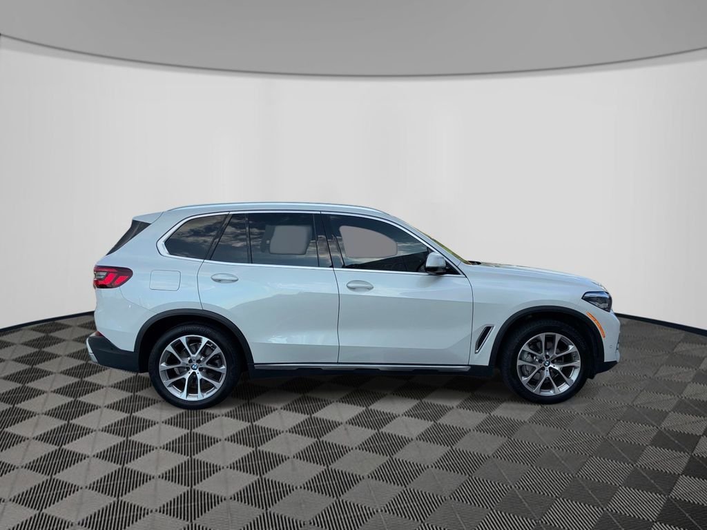 Used 2021 White BMW xDrive40i image 8