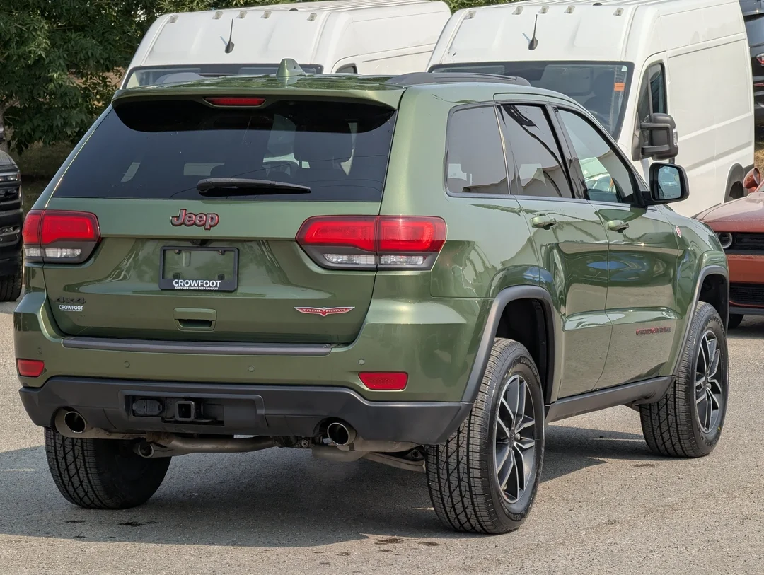 Used 2019 Green Jeep Trailhawk - - 4x4 - 5.7L HEMI V8 - Blind Spot Monitor - Backup Camera & More! image 8