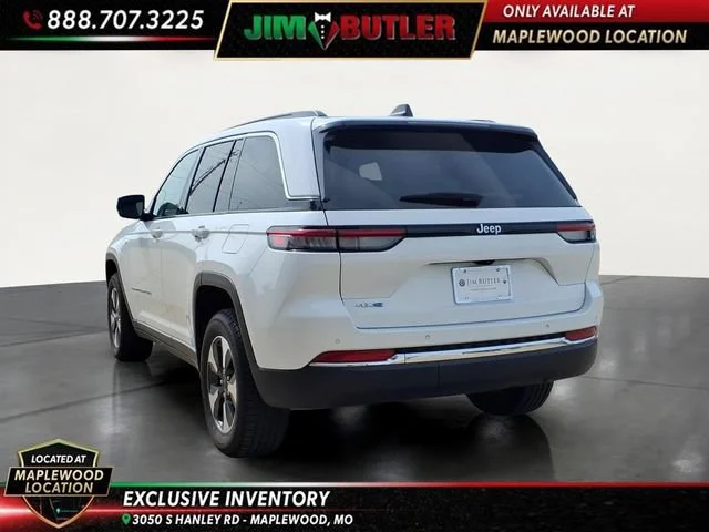 Used 2024  Jeep Y image 2