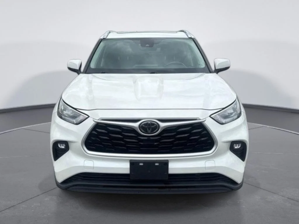 Used 2020 White Toyota XLE image 2