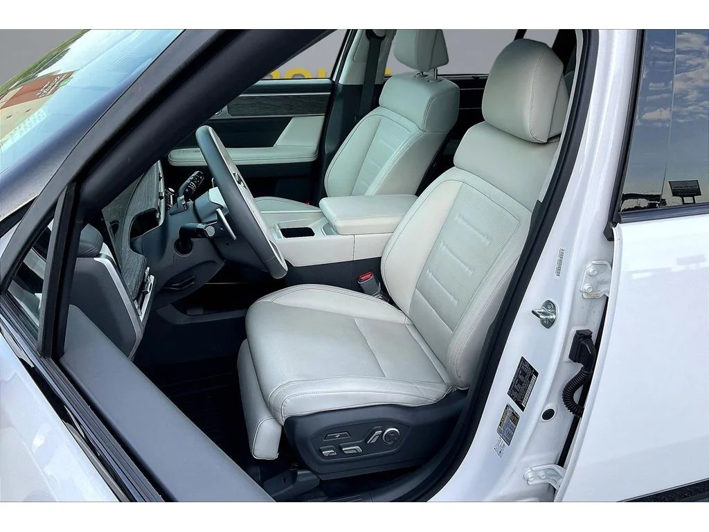 Used 2025  Hyundai Calligraphy image 17