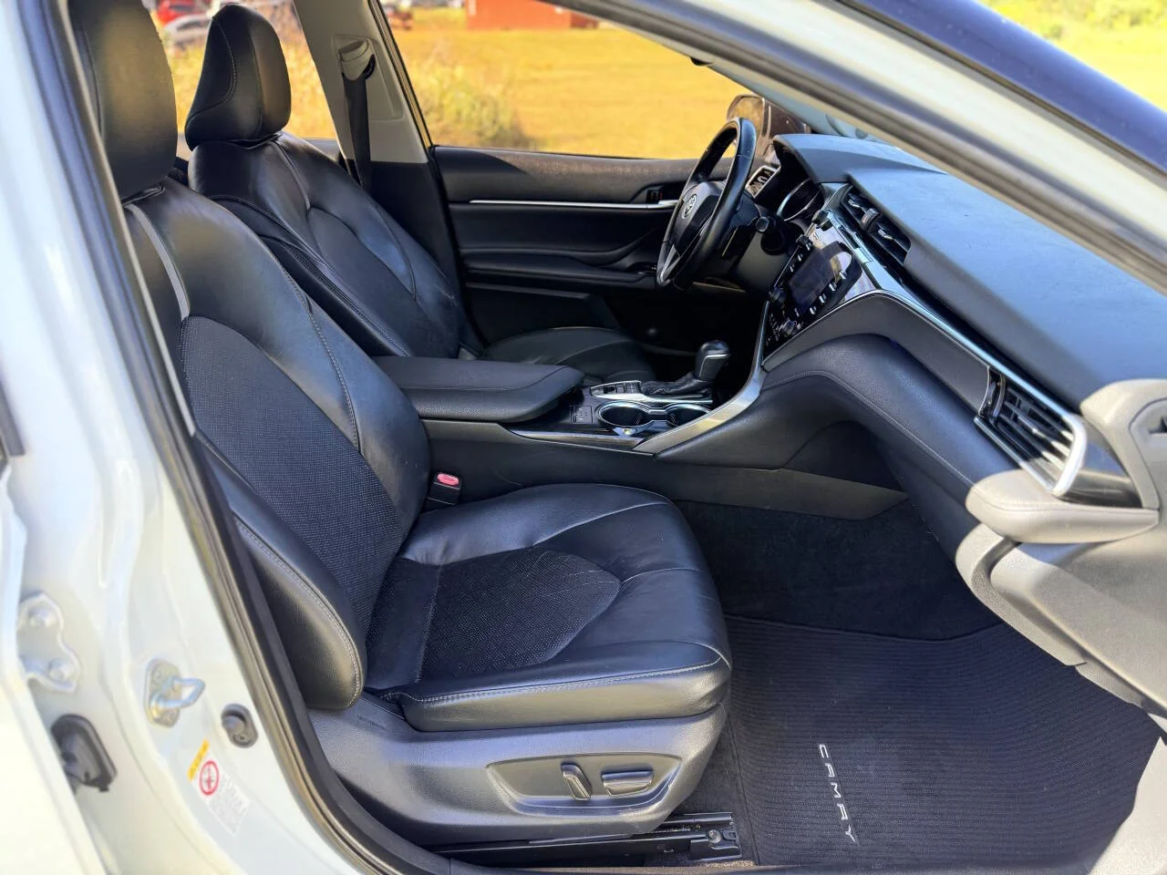 Used 2018 White Toyota XSE V6 4dr Sedan image 16