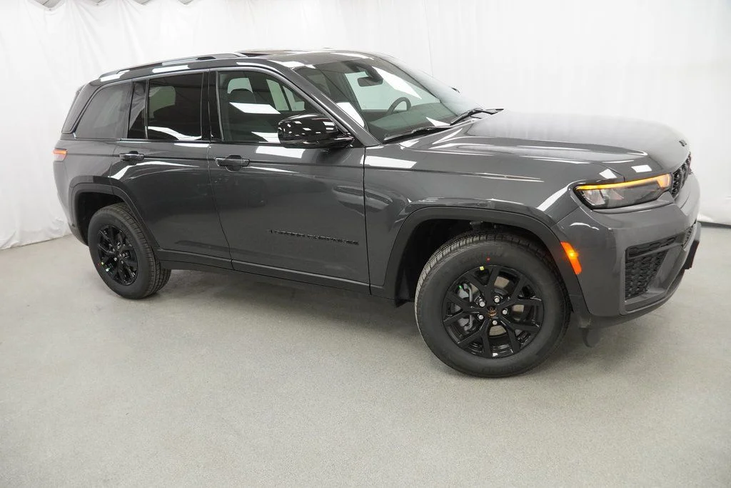 New 2026 Baltic Gray Metallic Clear-Coat Exterior Paint Jeep Laredo Altitude image 9