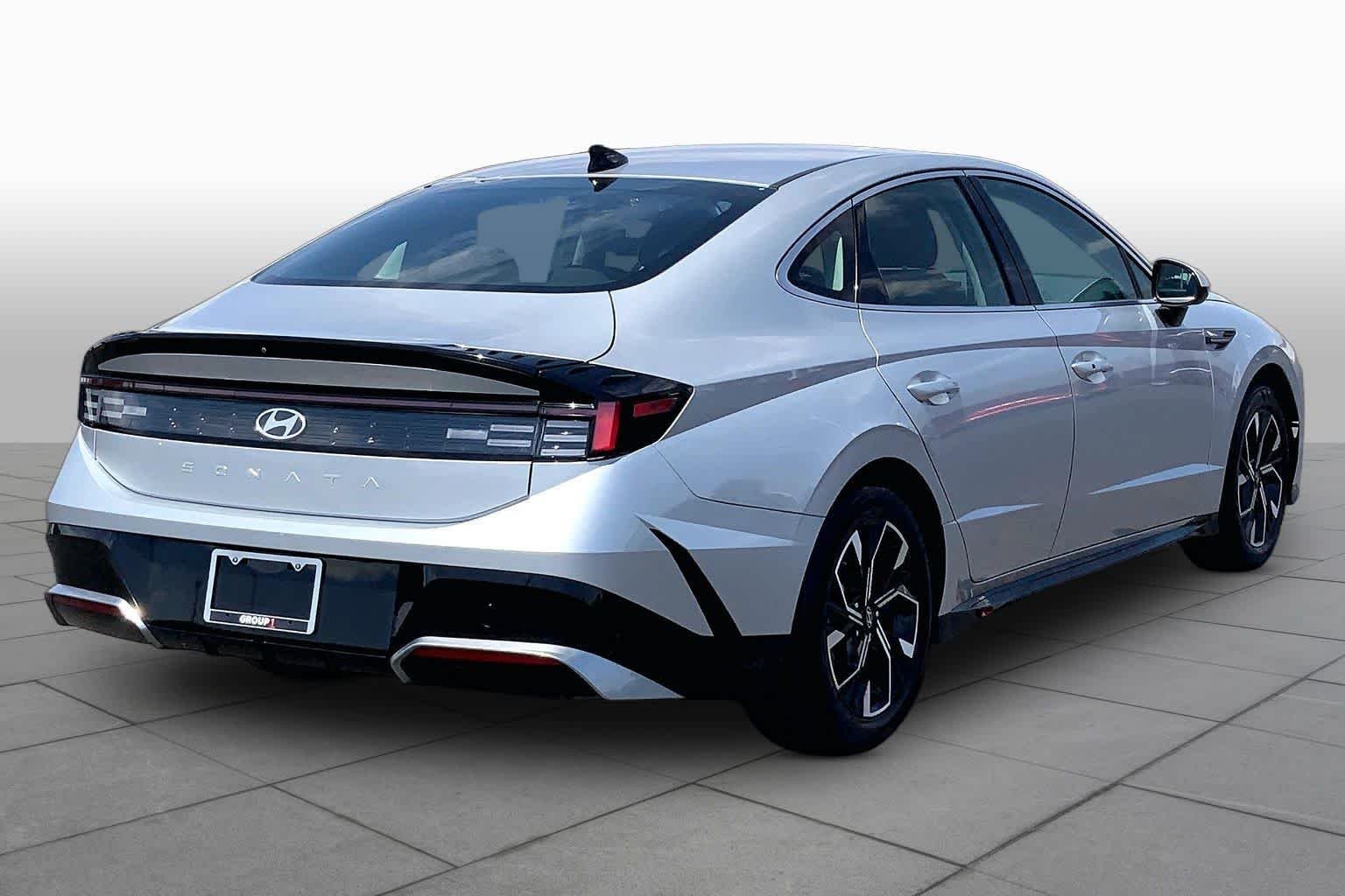 Used 2025 Aero Silver Hyundai SEL image 13