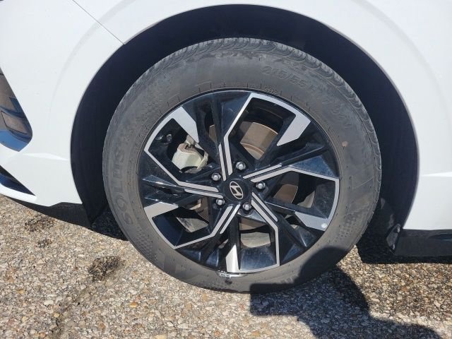 Used 2025 White Hyundai SEL image 26