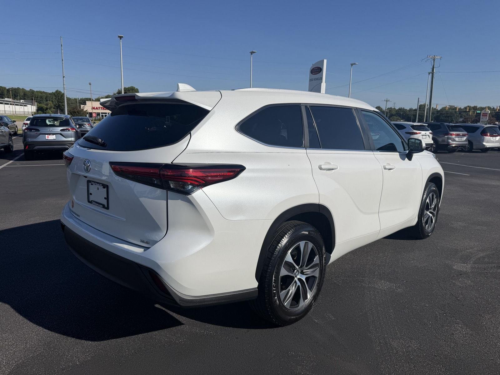 Used 2023 Wind Chill Pearl Toyota XLE image 5