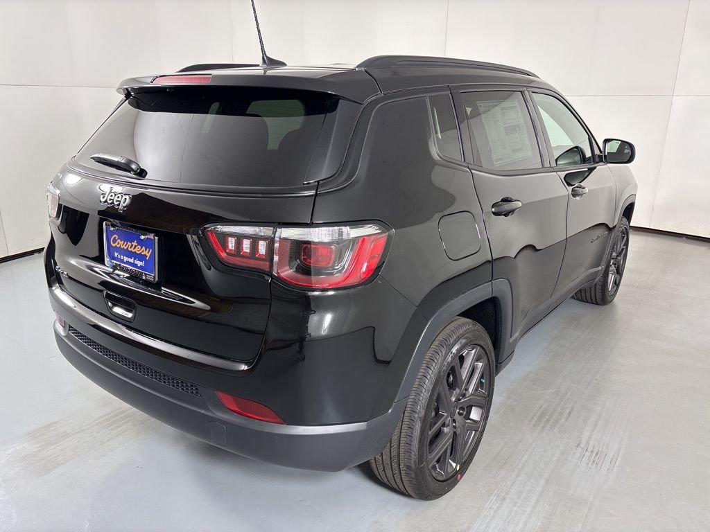 New 2026 Diamond Black Crystal Pearlcoat Jeep Latitude image 8
