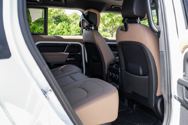 New 2026 Fuji White Land Rover X-Dynamic SE image 41