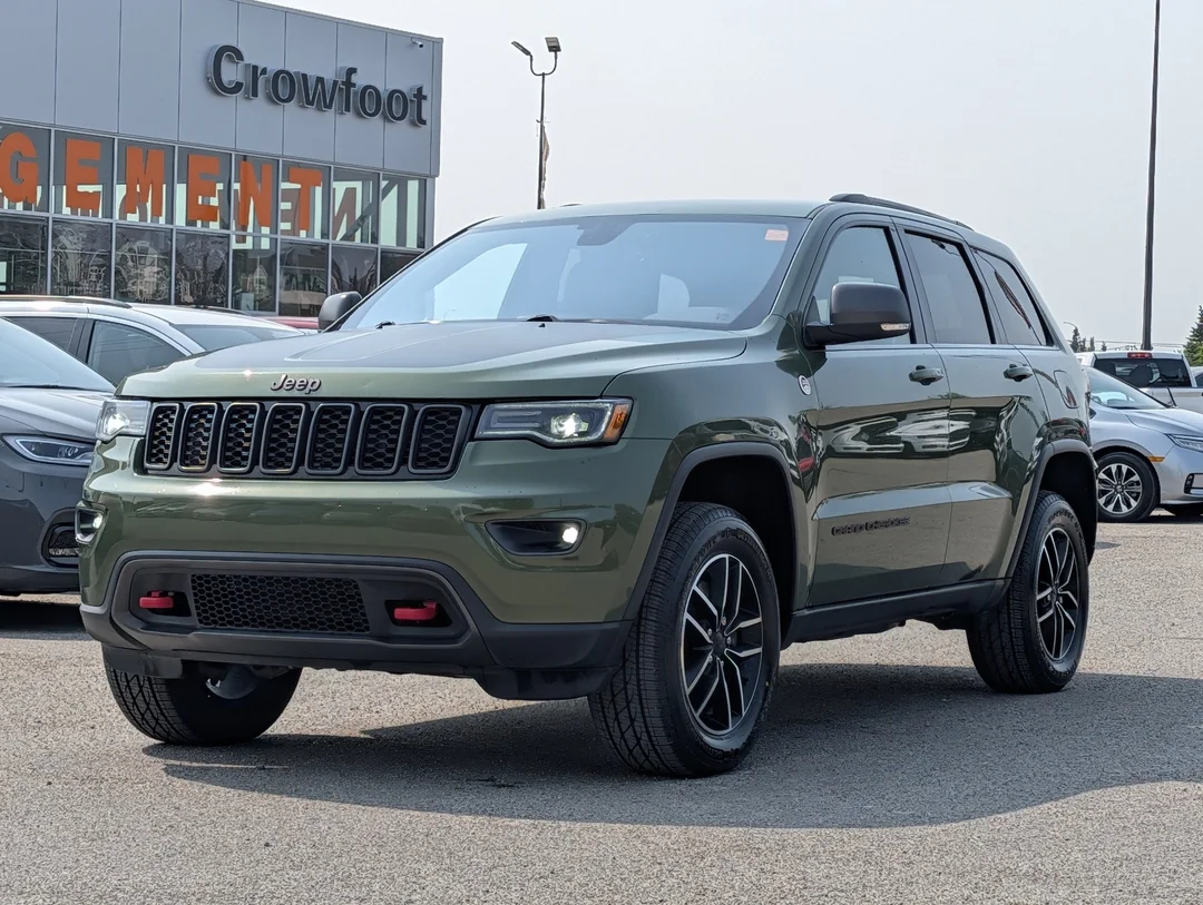 Used 2019 Green Jeep Trailhawk - - 4x4 - 5.7L HEMI V8 - Blind Spot Monitor - Backup Camera & More! image 4
