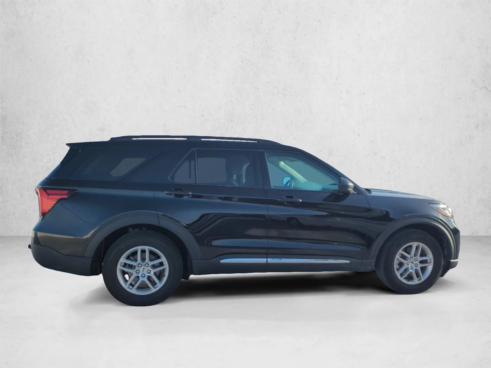 Used 2025 Agate Black Metallic Ford Active image 4