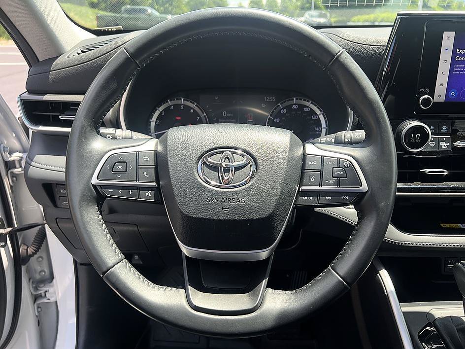 Used 2023 Pearl Toyota XLE image 13