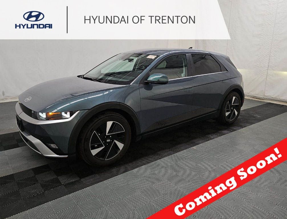 Used 2025 Green Hyundai SE image 1