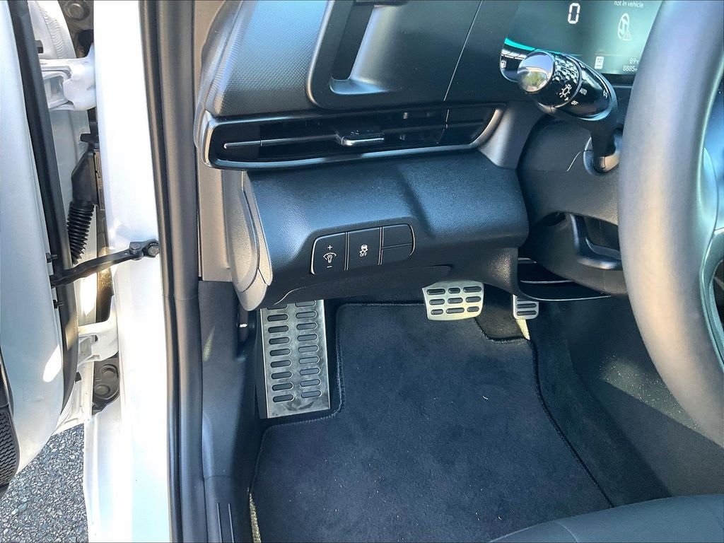 Used 2025 White Hyundai SEL Sport image 26
