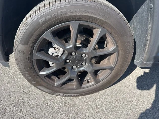 Used 2022 White Jeep Latitude image 9