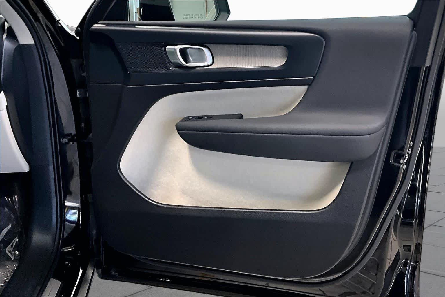 Used 2024 Onyx Black Metallic Volvo Plus Dark Theme image 22