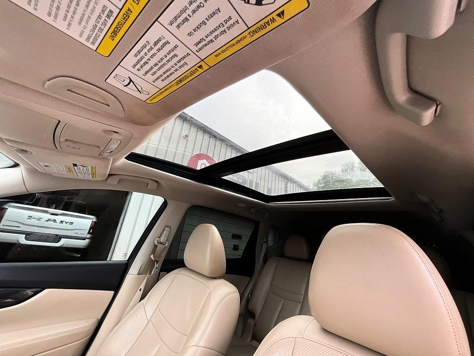 Used 2018 Green Nissan SL image 27