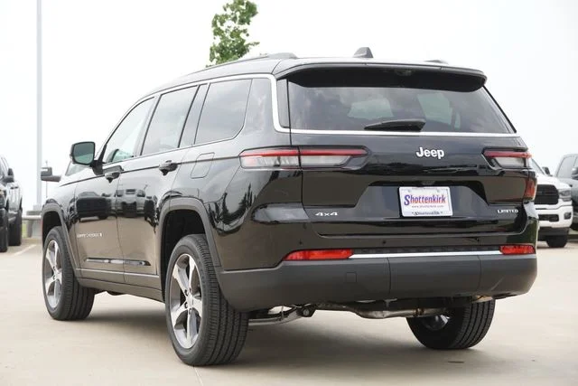 New 2025 Diamond Black Crystal Pearl-Coat Exterior Paint Jeep Limited image 6
