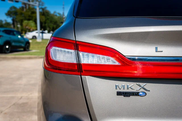 Used 2016 Luxe Metallic Lincoln Reserve image 16