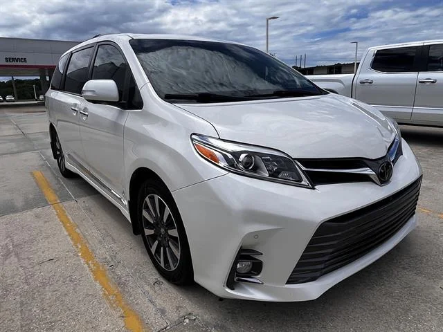 2020 Toyota Sienna Limited V6 7-Passenger FWD's photo