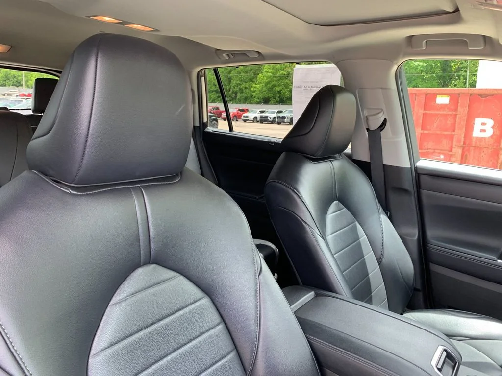 Used 2022 Silver Toyota XLE image 21