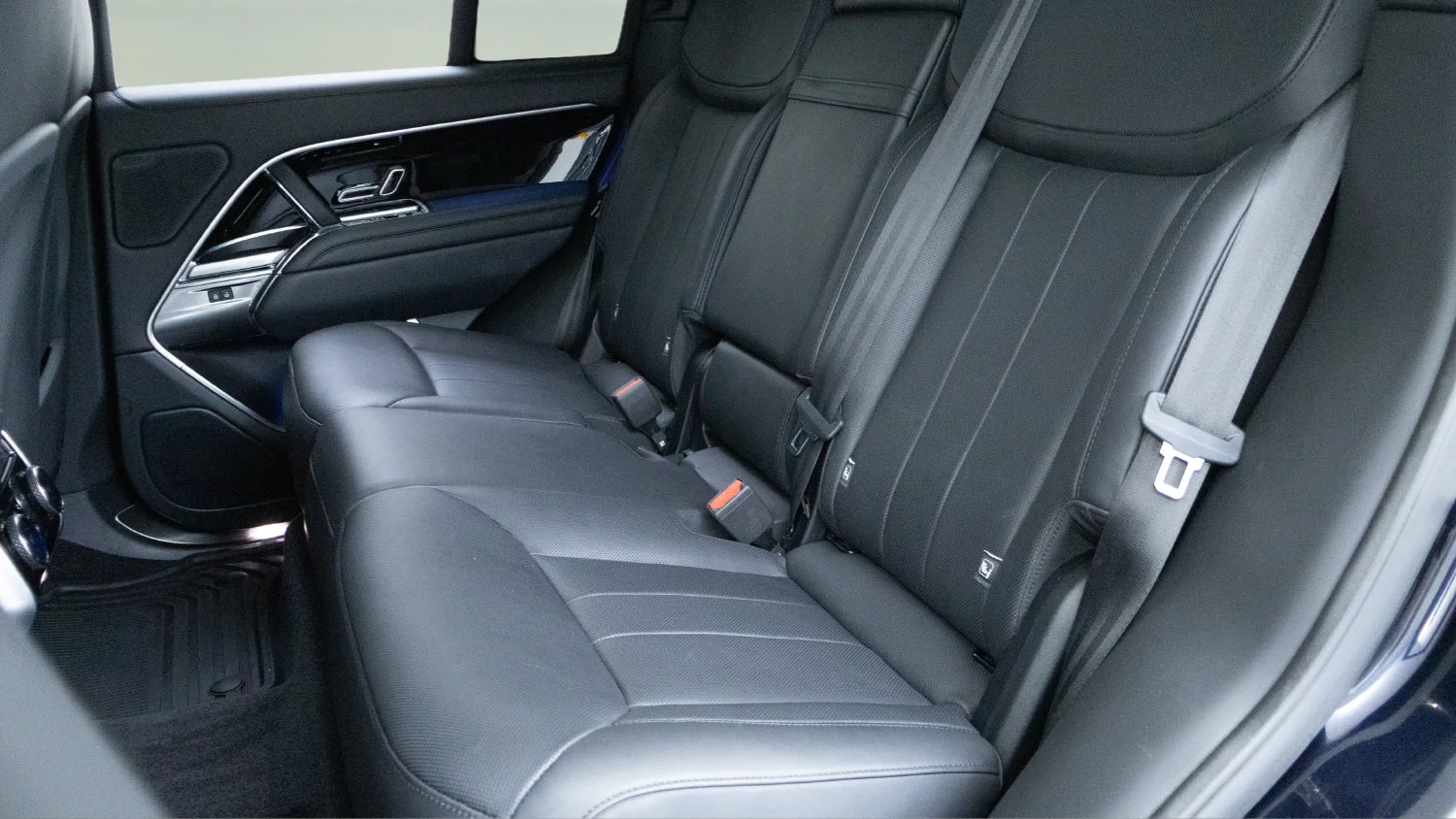 Used 2023 Blue Land Rover P530 SE image 30