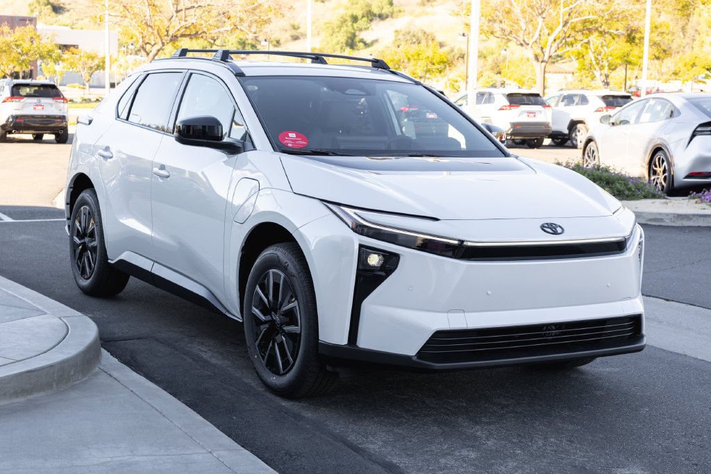 New 2027 Wind Chill Pearl <sup>1</sup> Toyota  XLE image 3
