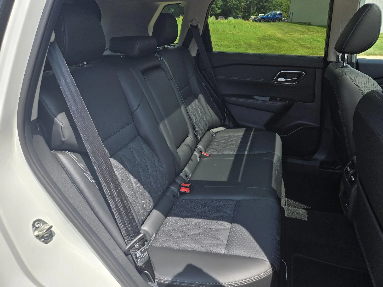 New 2026 Everest White Pearl/Super Black Nissan Platinum image 14