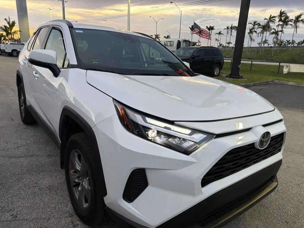 Used 2025 Ice Toyota XLE image 2