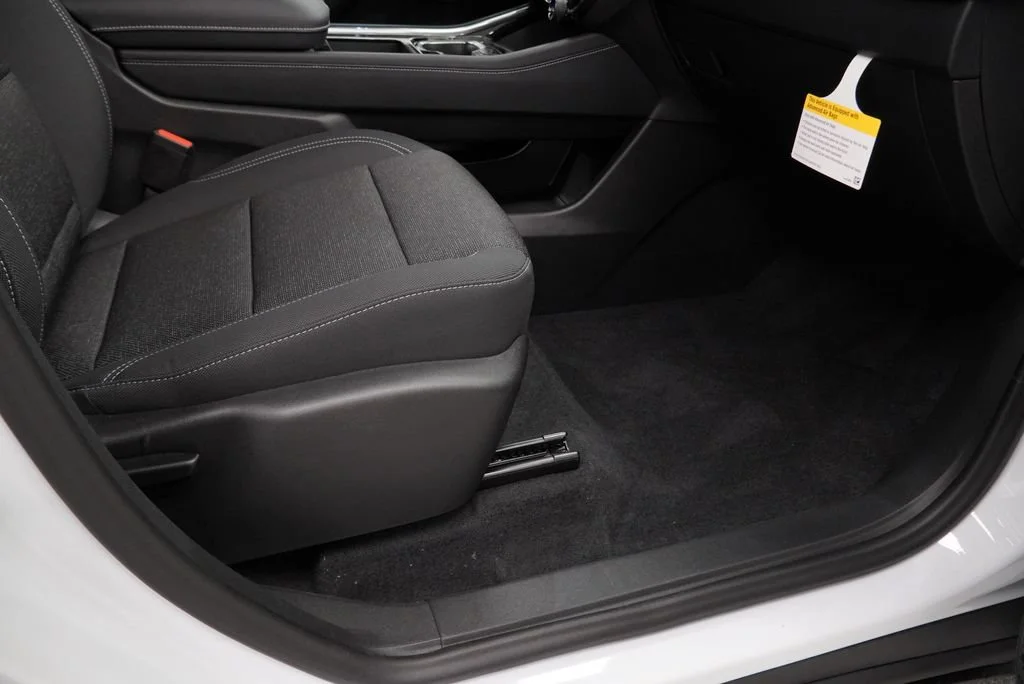 New 2027 Summit White Chevrolet LT image 30