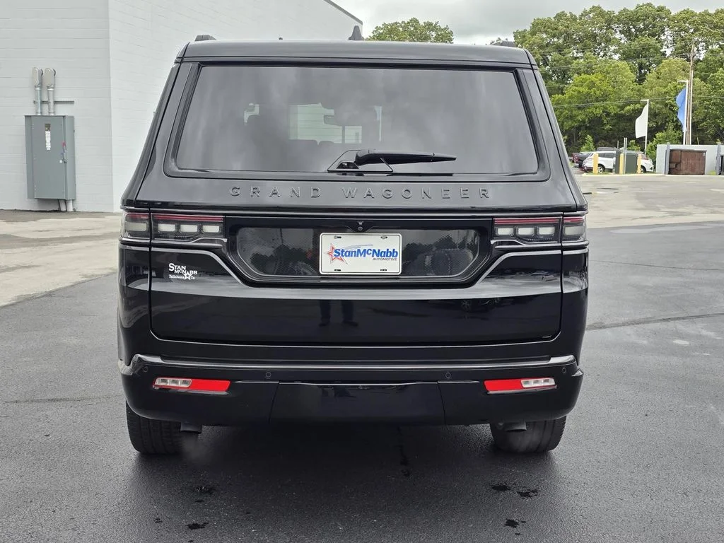 Used 2024 Diamond Black Crystal Pearlcoat Jeep Series III Obsidian image 6