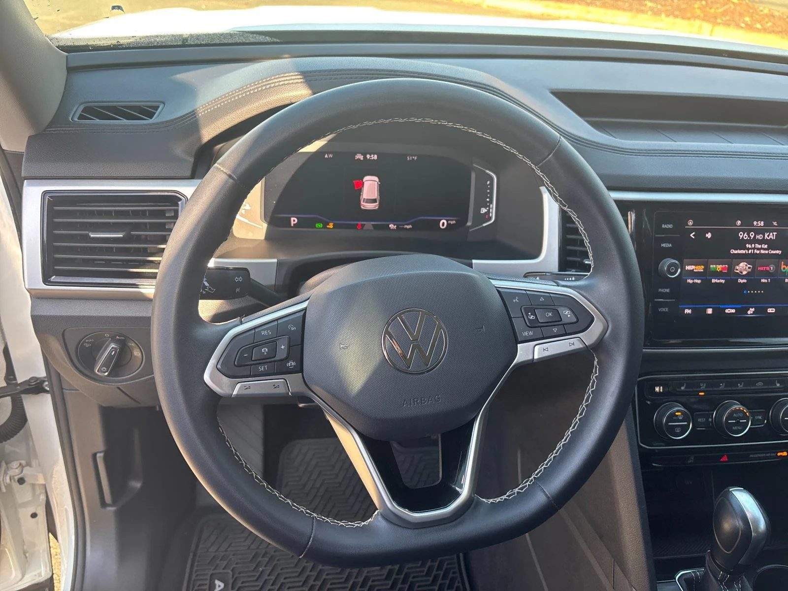 Used 2022 Pure White Volkswagen 3.6L V6 SE w/Technology image 18