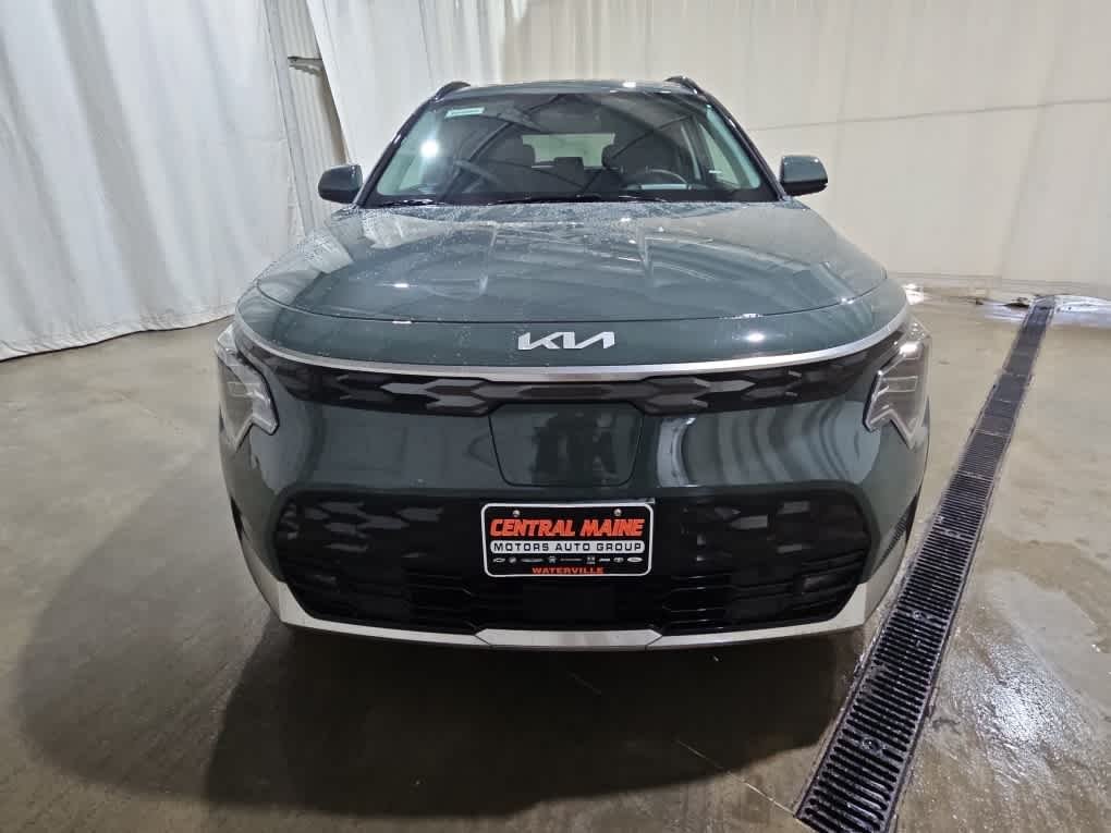 Used 2023 Cityscape Green Kia Wave image 9