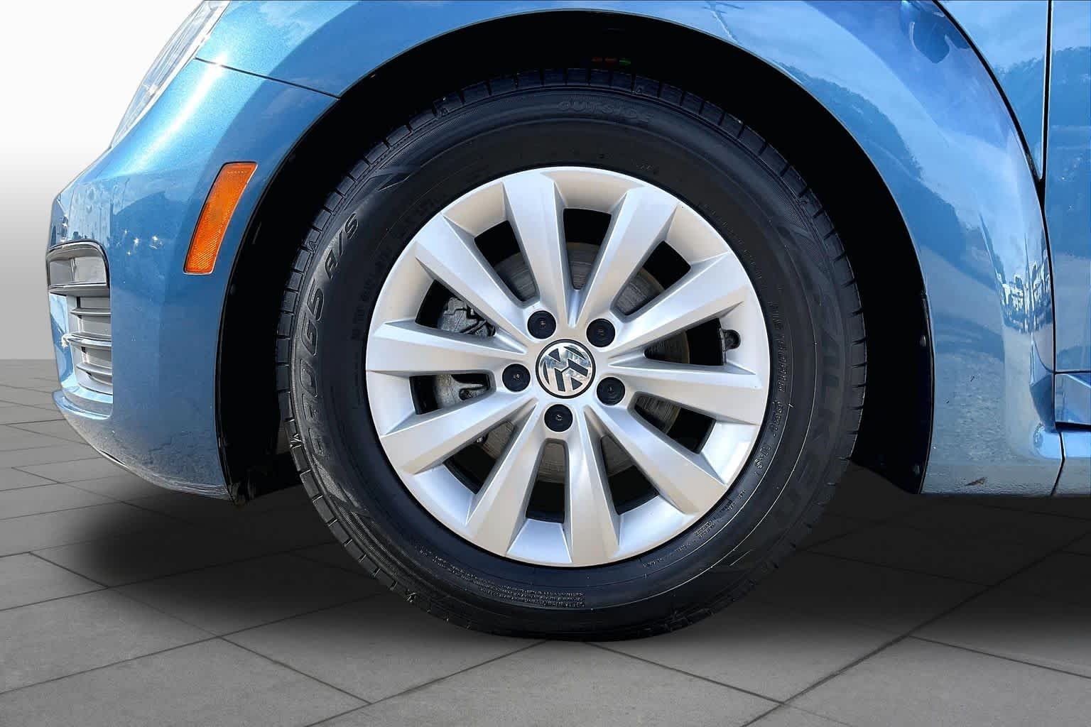 Used 2019 Silk Blue Metallic Volkswagen S image 9