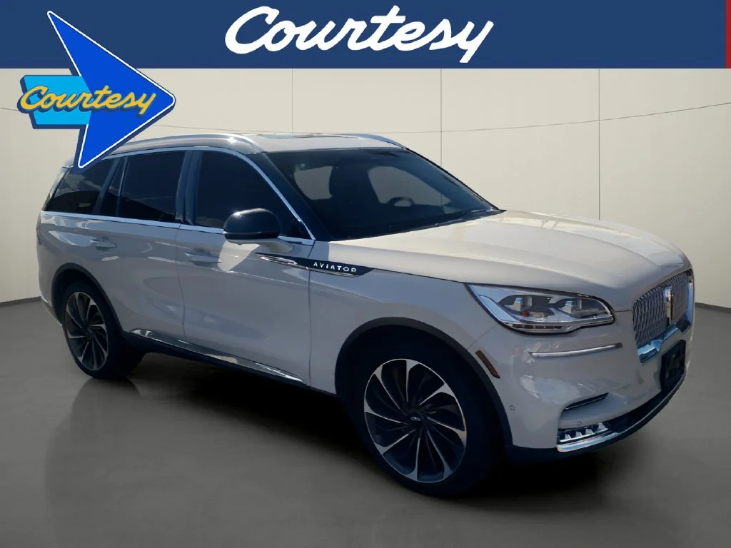 Used 2022 White Lincoln Reserve image 1