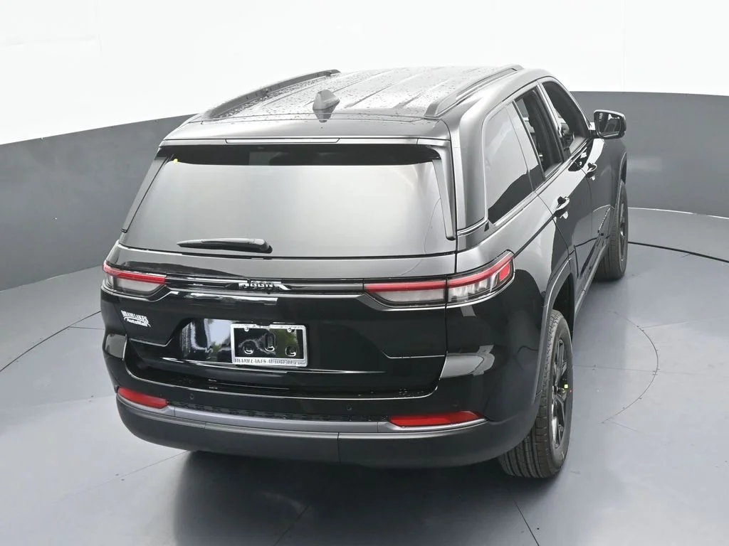 New 2026 Diamond Black Crystal Pearl-Coat Exterior Paint Jeep Altitude image 43