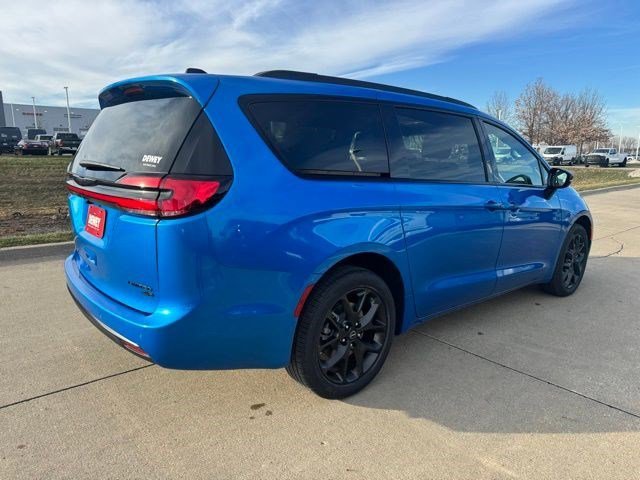 New 2026 Hydro Blue Pearl-Coat Exterior Paint Chrysler Limited image 6