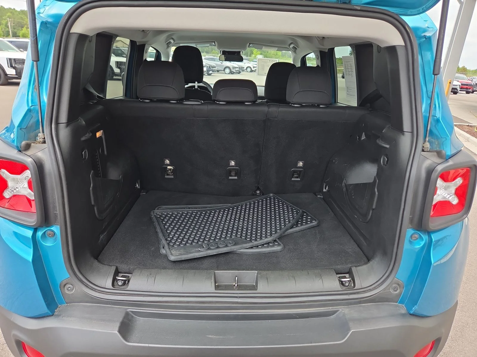 Used 2021 Bikini Metallic Clearcoat Jeep Latitude image 24