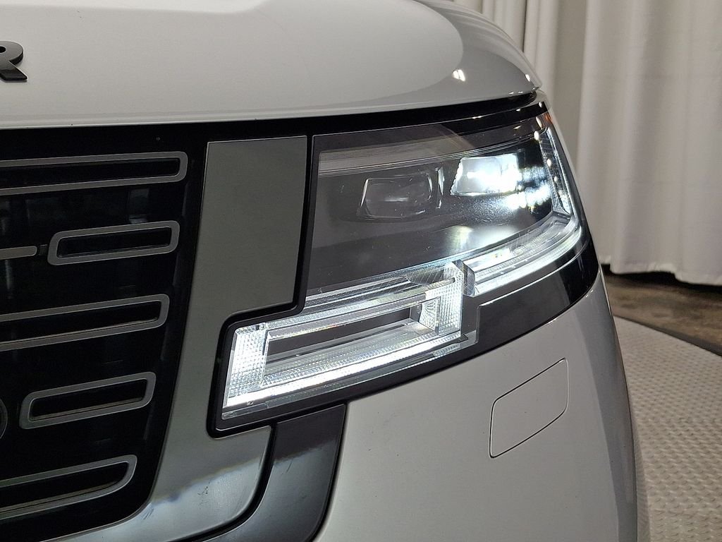 Certified Used 2024 Hakuba Silver Metallic Land Rover SE image 9