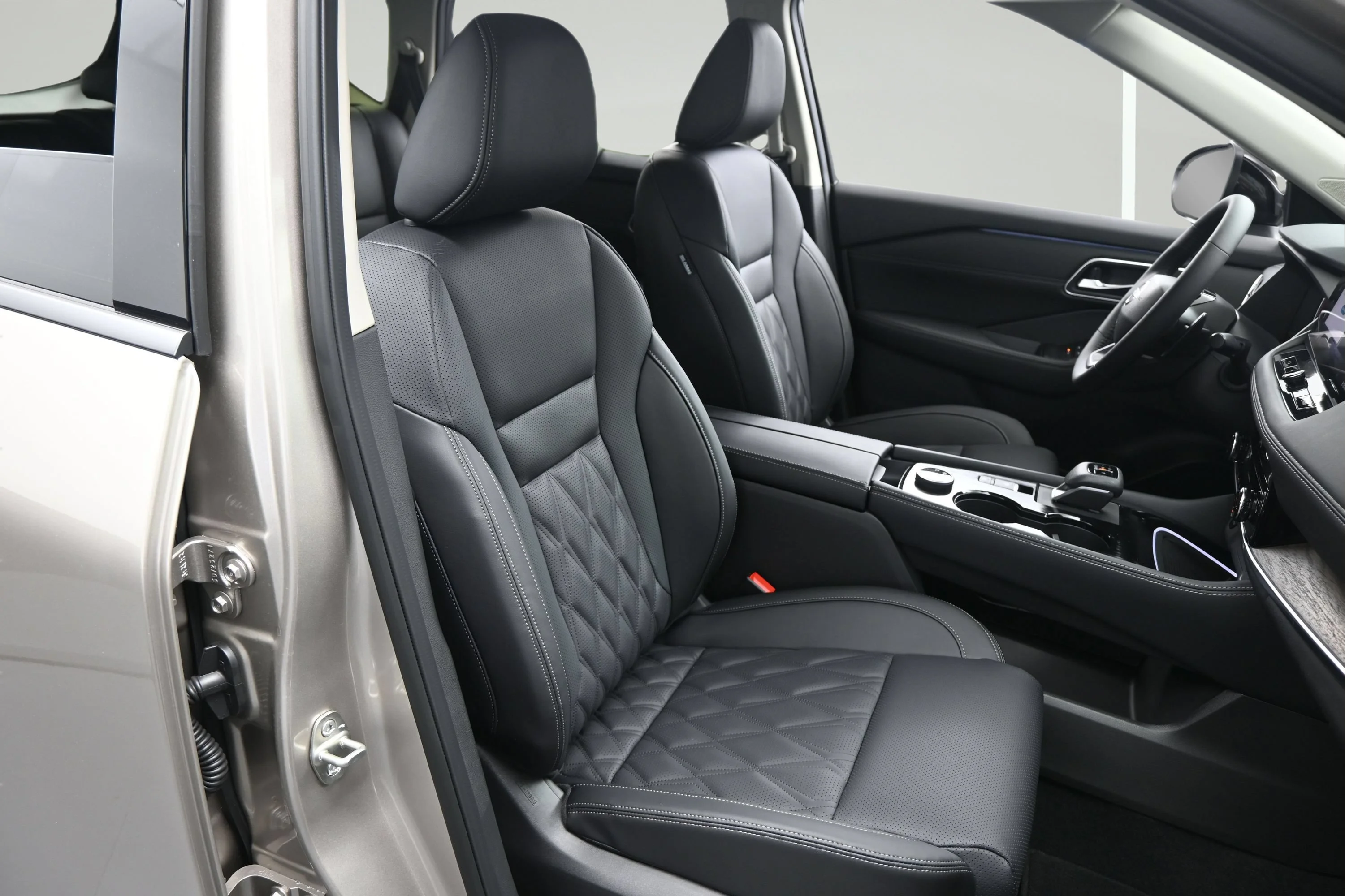 New 2026 Champagne Silver Metallic / Super Black Two-tone Nissan Platinum image 14
