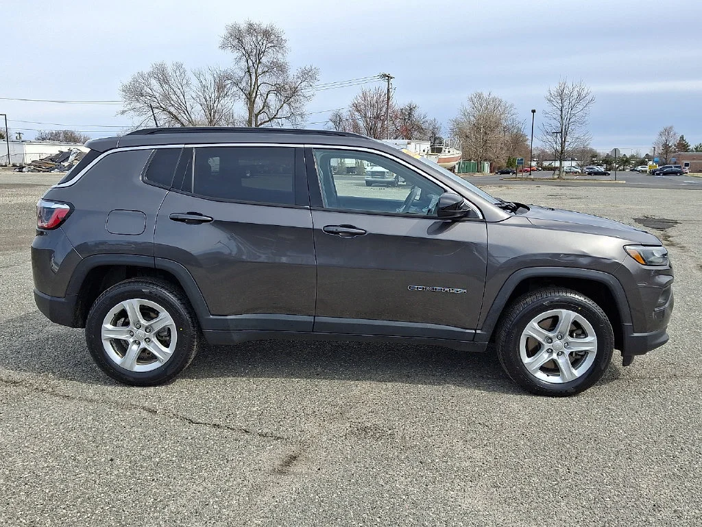 Used 2023 Granite Crystal Metallic Clearcoat Jeep Latitude image 13