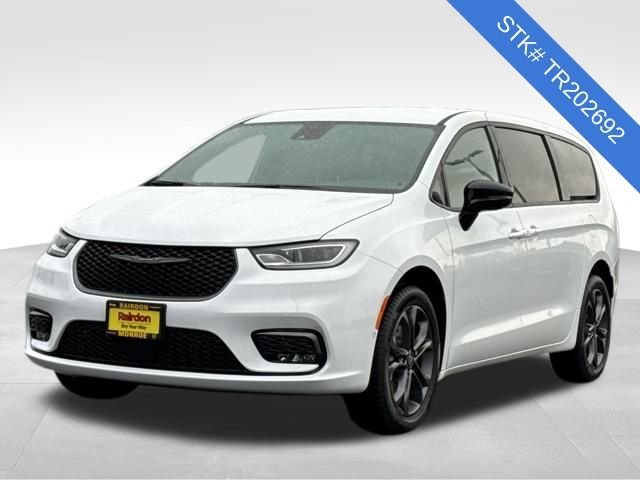 New 2026 Bright White Clear-Coat Exterior Paint Chrysler Select image 3