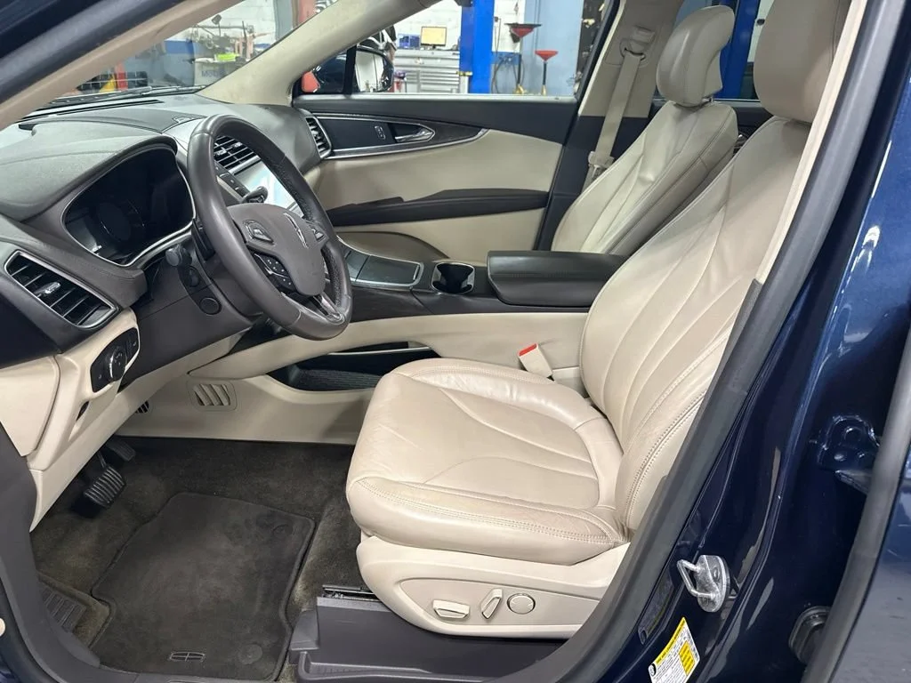 Used 2017 Blue Lincoln Reserve image 12