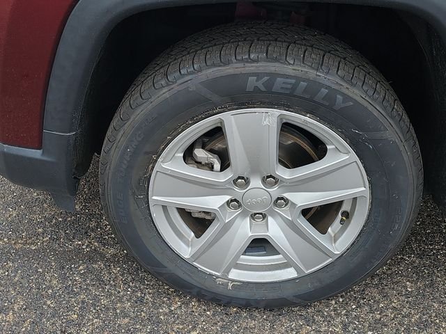Used 2022 Red Jeep Latitude image 33