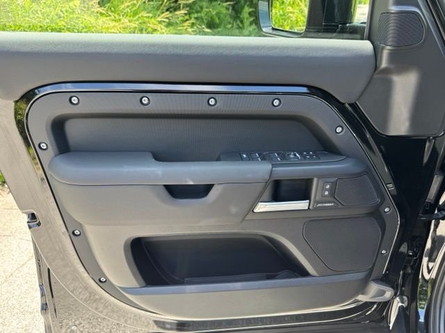 New 2026 Santorini Black Land Rover S image 8